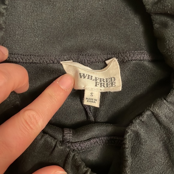 Aritzia Daria pants in faux suede camel and charcoal colours Wilfred Free. - Picture 6 of 7